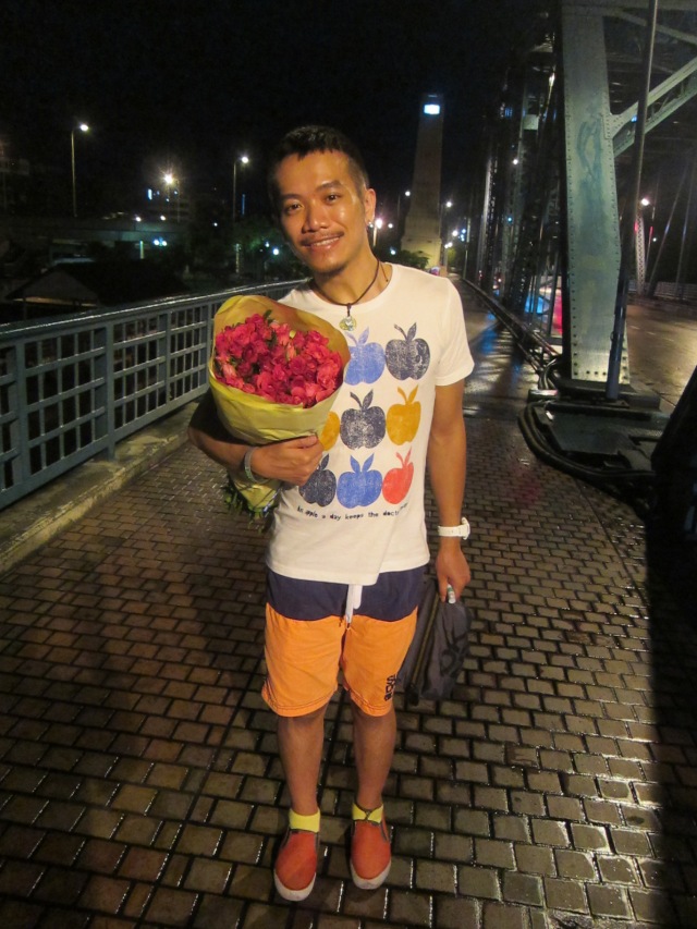 捧著一束玫瑰，夜遊曼谷。(SEP 2014, Bangkok, Thailand)